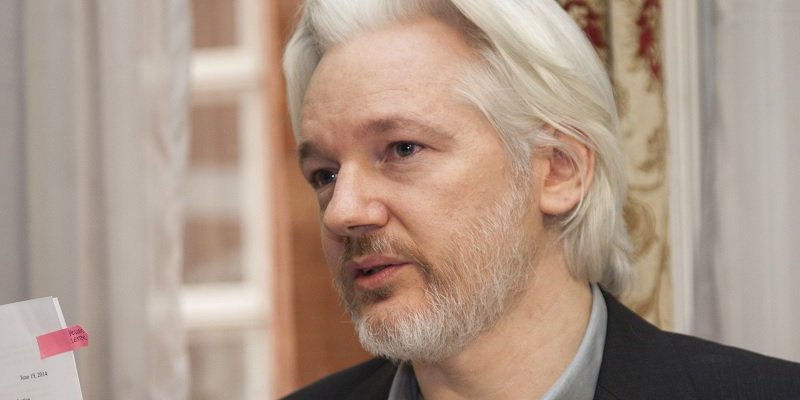Can federal employees read WikiLeaks in private?
